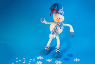 Yılbaşı tatilleri. Şenlik havası. Noel ve Yeni Yıl. Noel ağacı için süsleme. Oyuncaklar ve hediyeler. Noel ağacı. tatil ve eğlence. Kış tatili Kış tatili Yılbaşı geçmişi. Yeni yıl karakterleri. Kardan adam, Noel Baba. 