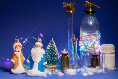 Yılbaşı tatilleri. Şenlik havası. Noel ve Yeni Yıl. Noel ağacı için süsleme. Oyuncaklar ve hediyeler. Noel ağacı. tatil ve eğlence. Kış tatili Kış tatili Yılbaşı geçmişi. Yeni yıl karakterleri. Kardan adam, Noel Baba.