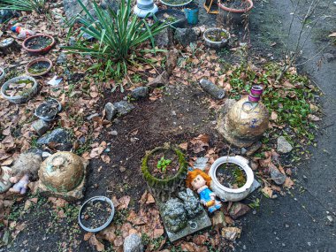 Bahçede ev yapımı çiçek tarhı