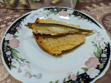 Tütsülenmiş balık. Lezzetli küçük balıklar. Deniz ürünleri. Balıklı sandviç. altın balık