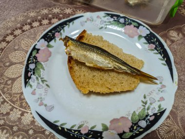 Tütsülenmiş balık. Lezzetli küçük balıklar. Deniz ürünleri. Balıklı sandviç. altın balık