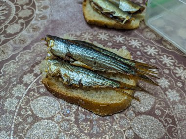 Tütsülenmiş balık. Lezzetli küçük balıklar. Deniz ürünleri. Balıklı sandviç. altın balık