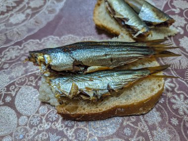 Tütsülenmiş balık. Lezzetli küçük balıklar. Deniz ürünleri. Balıklı sandviç. altın balık