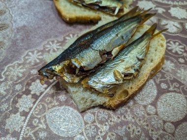 Tütsülenmiş balık. Lezzetli küçük balıklar. Deniz ürünleri. Balıklı sandviç. altın balık