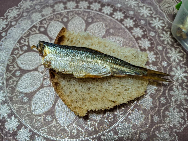 Räucherfisch Leckere Kleine Fische Meeresfrüchte Sandwich Mit Fisch Goldfisch — Stockfoto