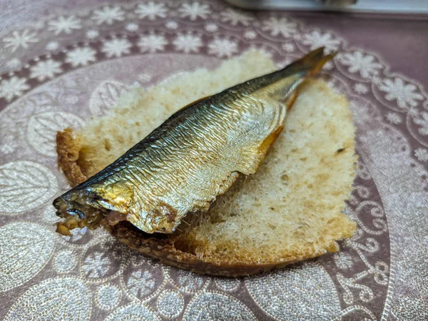 Rökt Fisk Läcker Liten Fisk Skaldjur Smörgås Med Fisk Guldfisk — Stockfoto