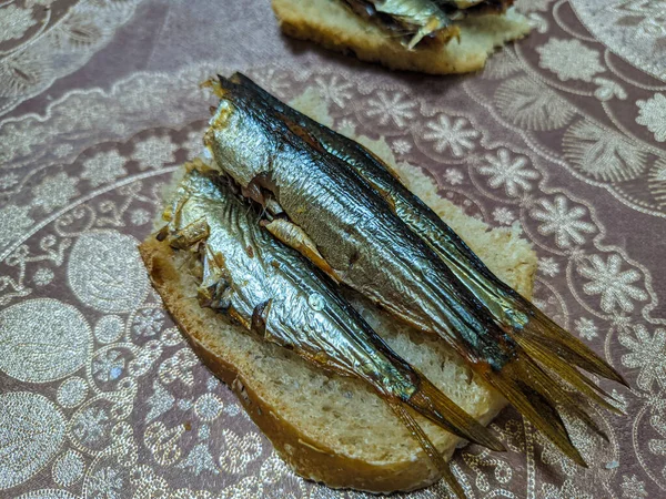 Tütsülenmiş balık. Lezzetli küçük balıklar. Deniz ürünleri. Balıklı sandviç. altın balık