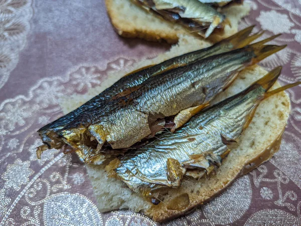 Tütsülenmiş balık. Lezzetli küçük balıklar. Deniz ürünleri. Balıklı sandviç. altın balık