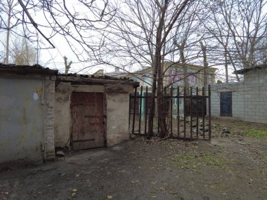 Eski garajlar. Vintage kapı. Sağlam eski kapılar. Arabaları park etmek. Klasik kapı kilidi