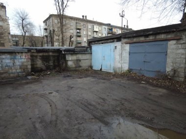 Eski garajlar. Vintage kapı. Sağlam eski kapılar. Arabaları park etmek. Klasik kapı kilidi