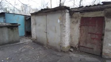 Eski garajlar. Vintage kapı. Sağlam eski kapılar. Arabalar için park.