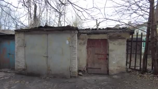 旧车库 老式大门 坚固的旧大门 车辆停放 — 图库视频影像