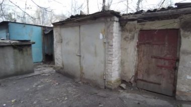 Eski garajlar. Vintage kapı. Sağlam eski kapılar. Arabalar için park.