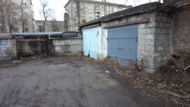 Stare Garaże Stara Brama Solidne Stare Drzwi Parking Dla Samochodów — Wideo stockowe