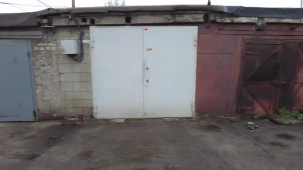 Παλιά Γκαράζ Πύλη Αντίκα Στιβαρές Παλιές Πόρτες Στάθμευση Αυτοκινήτων — Αρχείο Βίντεο
