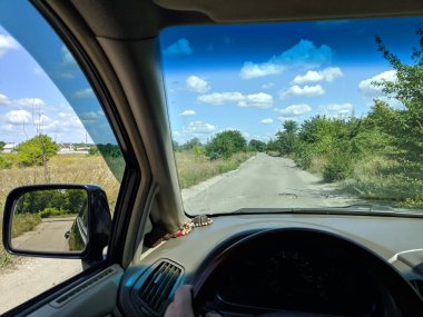 Arabanın içinde. Şoför direksiyonda. Araba kullanmak. Yolculuk. Kötü yollar. Arabayla. Direksiyon ve gösterge paneli. tekerlekler ve motorlar. 