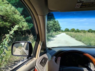Arabanın içinde. Şoför direksiyonda. Araba kullanmak. Yolculuk. Kötü yollar. Arabayla. Direksiyon ve gösterge paneli. tekerlekler ve motorlar. 