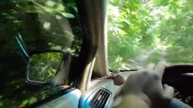 Arabanın içinde. Şoför direksiyonda. Araba kullanmak. Yolculuk. Kötü yollar. Arabayla. Direksiyon ve gösterge paneli. tekerlekler ve motorlar. 