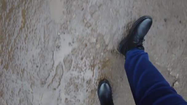 Чоловіче Взуття Чоботи Кросівки Ноги Йдуть Дорозі Прогулянка — стокове відео