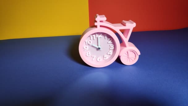 Годинник Вигляді Велосипеда Дитячий Рожевий Годинник Ретро Дизайнерський Годинник — стокове відео