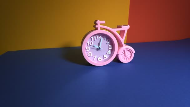 Reloj Forma Bicicleta Reloj Rosa Bebé Reloj Diseñador Retro — Vídeo de stock