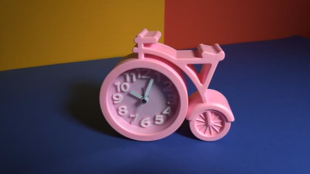 Reloj Forma Bicicleta Reloj Rosa Bebé Reloj Diseñador Retro — Vídeo de stock