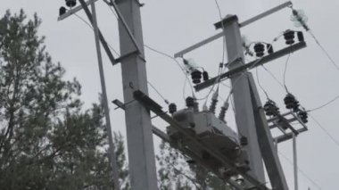 Güç iletim hatları. Elektrik direkleri ve telleri. Günbatımında yüksek voltajlı elektrik hatları, yüksek voltajlı elektrik iletim kulesi. Yüksek voltaj kuleleri uzak mesafeden enerji sağlıyor..