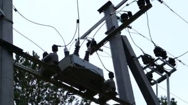 Güç iletim hatları. Elektrik direkleri ve telleri. Günbatımında yüksek voltajlı elektrik hatları, yüksek voltajlı elektrik iletim kulesi. Yüksek voltaj kuleleri uzak mesafeden enerji sağlıyor..