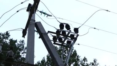Güç iletim hatları. Elektrik direkleri ve telleri. Günbatımında yüksek voltajlı elektrik hatları, yüksek voltajlı elektrik iletim kulesi. Yüksek voltaj kuleleri uzak mesafeden enerji sağlıyor..