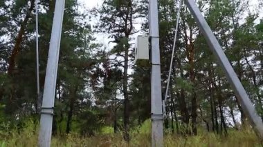 Güç iletim hatları. Elektrik direkleri ve telleri. Günbatımında yüksek voltajlı elektrik hatları, yüksek voltajlı elektrik iletim kulesi. Yüksek voltaj kuleleri uzak mesafeden enerji sağlıyor..
