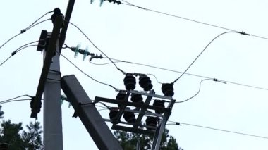 Güç iletim hatları. Elektrik direkleri ve telleri. Günbatımında yüksek voltajlı elektrik hatları, yüksek voltajlı elektrik iletim kulesi. Yüksek voltaj kuleleri uzak mesafeden enerji sağlıyor..