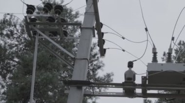 Güç iletim hatları. Elektrik direkleri ve telleri. Günbatımında yüksek voltajlı elektrik hatları, yüksek voltajlı elektrik iletim kulesi. Yüksek voltaj kuleleri uzak mesafeden enerji sağlıyor..