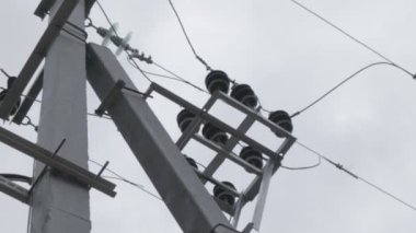 Güç iletim hatları. Elektrik direkleri ve telleri. Günbatımında yüksek voltajlı elektrik hatları, yüksek voltajlı elektrik iletim kulesi. Yüksek voltaj kuleleri uzak mesafeden enerji sağlıyor..