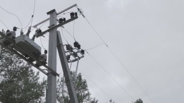 Linie Przesyłowe Energii Elektrycznej Słupy Przewody Elektryczne Linie Wysokiego Napięcia — Wideo stockowe