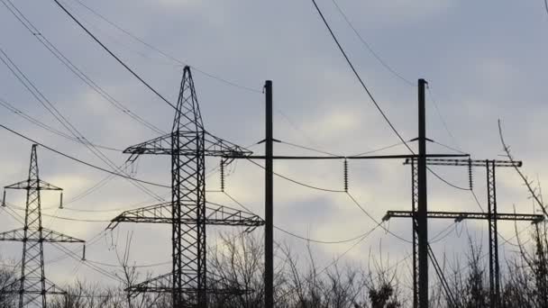 送電線だ 電柱とワイヤーです 日没時の高圧送電線高電圧送電塔 高電圧タワーは長距離にわたって電源を供給します — ストック動画