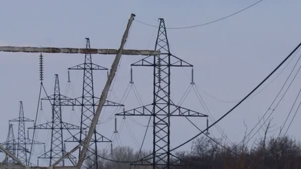 送電線だ 電柱とワイヤーです 日没時の高圧送電線高電圧送電塔 高電圧タワーは長距離にわたって電源を供給します — ストック動画