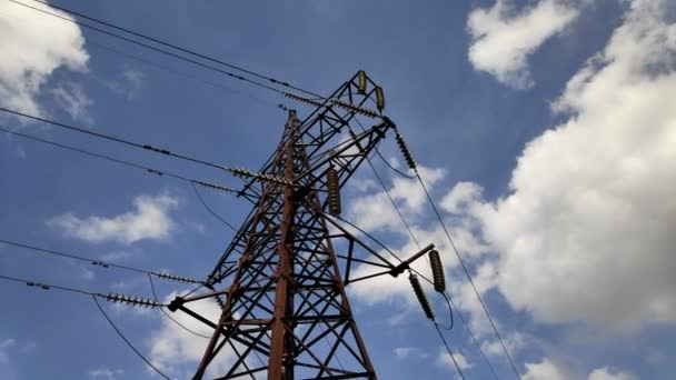 Hoogspanningsleidingen Elektrische Palen Draden Hoogspanningsleidingen Bij Zonsondergang Hoogspanningszendmast Hoge Spanningstorens — Stockvideo