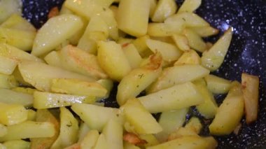 Tavada kızarmış patates. Kızarmış patatesle dolu tavalı fırın manzarası. Kızartma tavasında taze patates ve ayçiçeği yağı.