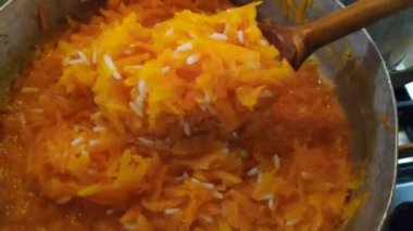 Portakal kabağı. Lezzetli güzel balkabağı. Kabak lapası. Cadılar Bayramı. beyaz arkaplanda balkabağı. 