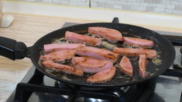 Gebakken Worst Worstjes Gegrilde Worsten Met Saus Ketchup Een Houten — Stockvideo