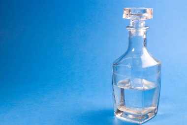 Suyla şeffaf sürahi. Sürahide votka. Sürahide votka ve masada yansıması olan bir bardak. Antika cam eşyalar. Kırılgan madde. İzole edilmiş beyaz arkaplanda nesneler.