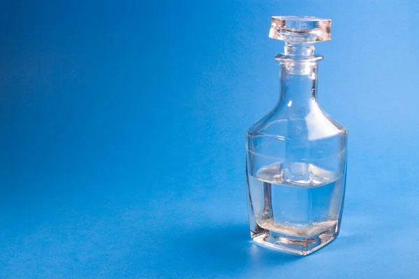 Decantador Transparente Com Água Vodka Num Decantador Vodka Decantador Copo — Fotografia de Stock