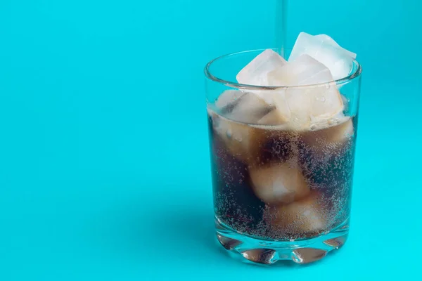 Kola Buz Bir Bardakta Karbonatlı Içecek Beyaza Izole Edilmiş Buzlu — Stok fotoğraf