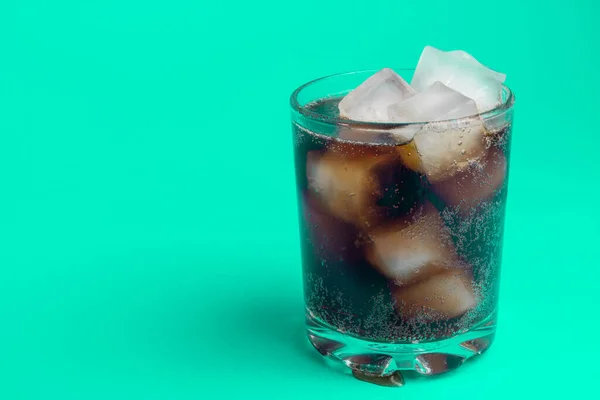 Cola Lód Szklance Napój Gazowany Szklanki Słodkich Gazowanych Napojów Kostkami — Zdjęcie stockowe