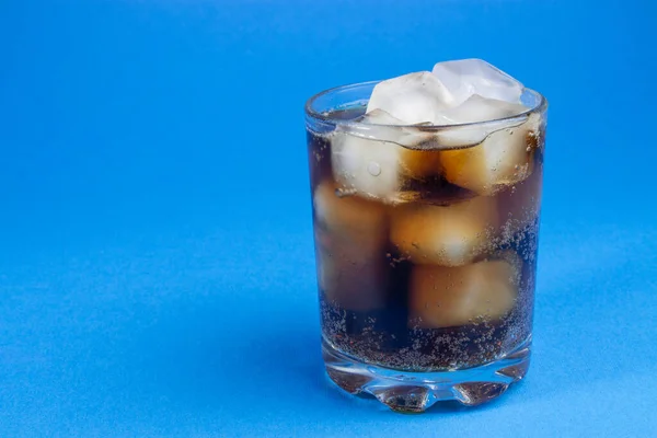 コーラと氷をグラスに入れて 炭酸飲料だ 白で隔離された氷のキューブと甘い炭酸飲料の眼鏡 クリッピングパスで 氷と泡のコーラの背景 — ストック写真