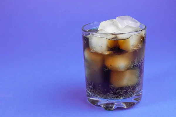 コーラと氷をグラスに入れて 炭酸飲料だ 白で隔離された氷のキューブと甘い炭酸飲料の眼鏡 クリッピングパスで 氷と泡のコーラの背景 — ストック写真