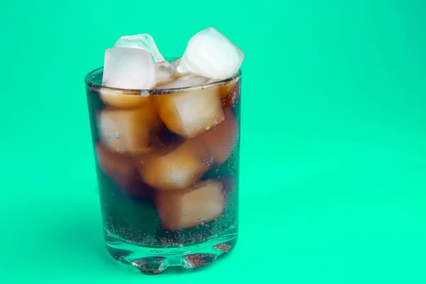 Κόλα Και Πάγος Ποτήρι Ανθρακούχο Ποτό Ποτήρια Γλυκών Ανθρακούχων Ποτών — Φωτογραφία Αρχείου