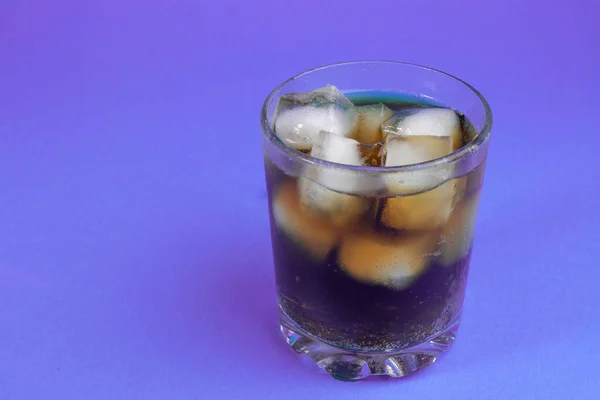 Cola Lód Szklance Napój Gazowany Szklanki Słodkich Gazowanych Napojów Kostkami — Zdjęcie stockowe
