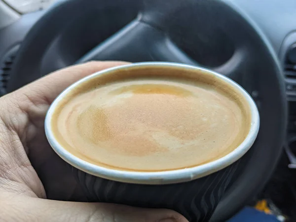 Kawa Samochodzie Mężczyzna Trzymający Samochodzie Kubek Kawą Kawa Jest Przyjacielem — Zdjęcie stockowe