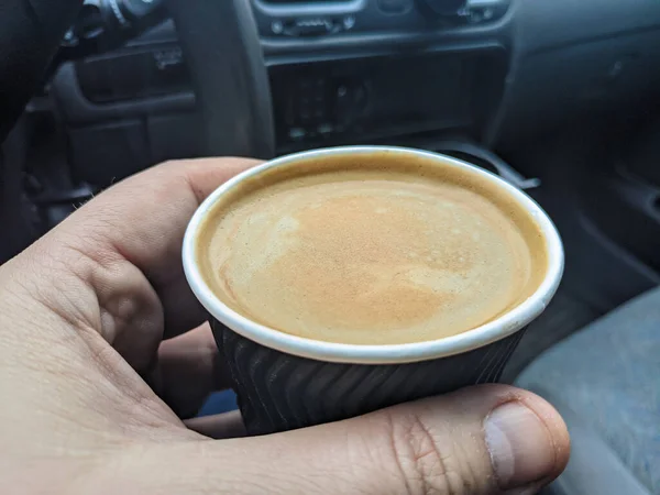 Koffie Auto Een Man Met Een Koffiebeker Auto Koffie Een — Stockfoto